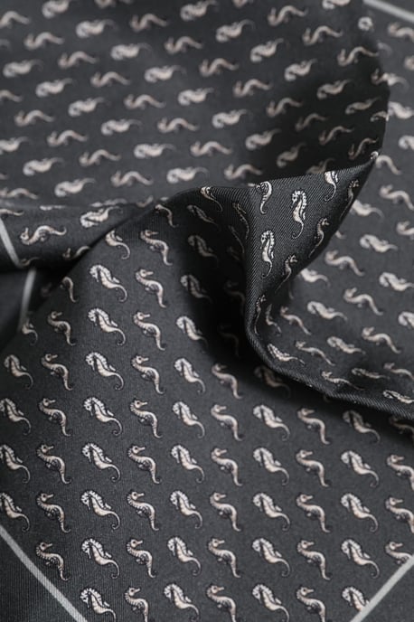 Foulard de seda cuadrado para hombres con estampado de pez negro - Image 4