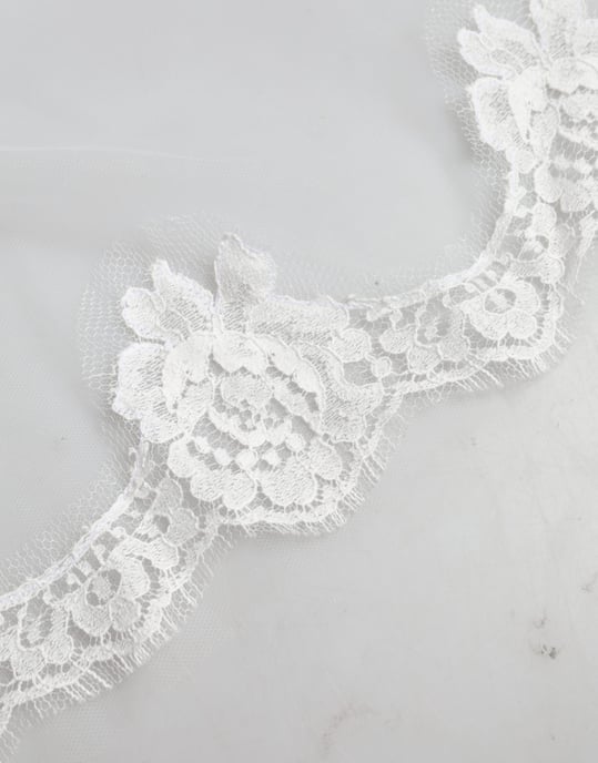 Velo de Novia de Nylon de Encaje Floral Blanco de Largo Completo - Image 3