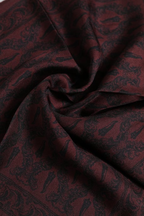 Bufanda cuadrada para hombres con estampado en negro y burdeos - Image 4