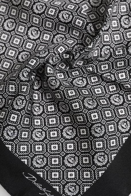 Foulard cuadrado estampado en blanco y negro - Image 4