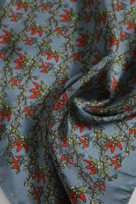 Foulard de seda gris con chiles para hombre - Image 3