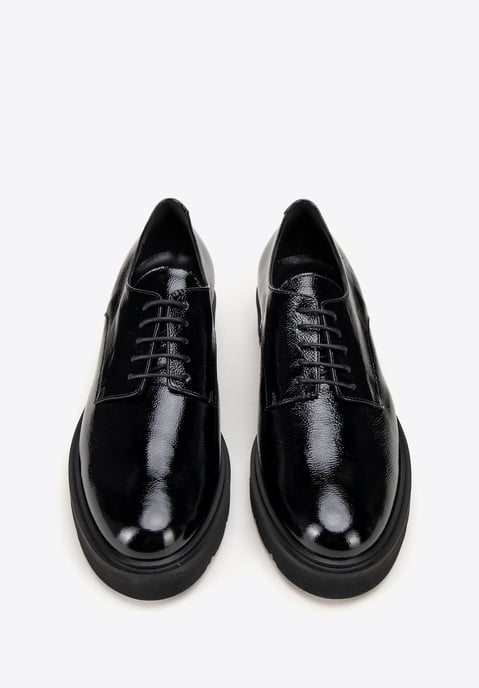 Zapatos bajos de charol negro para mujer de Wittchen - Image 2