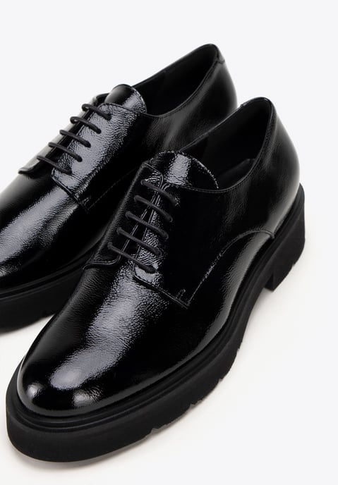Zapatos bajos de charol negro para mujer de Wittchen - Image 6