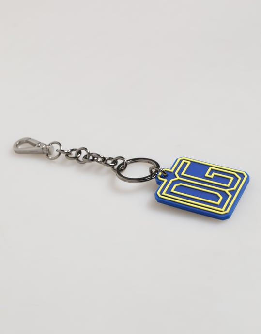 Llavero de hombre con logo de goma DG azul y amarillo plata - Image 3
