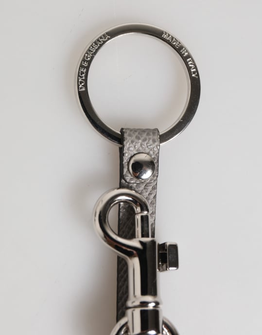 Llavero de metal con anillo y logo en cuero gris para hombre - Image 3