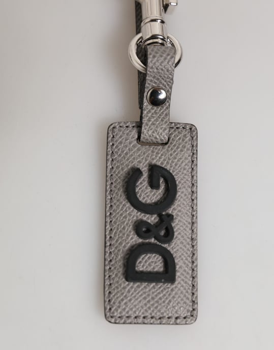 Llavero de metal con anillo y logo en cuero gris para hombre - Image 4