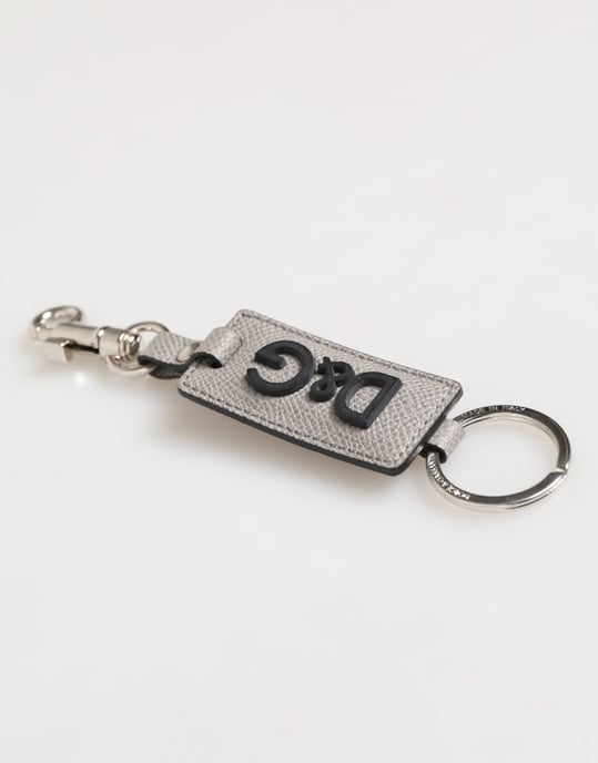 Llavero de metal con anillo y logo en cuero gris para hombre - Image 2