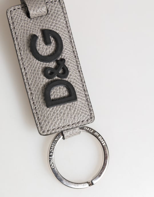 Llavero de metal con anillo y logo en cuero gris para hombre - Image 3