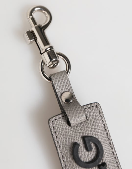 Llavero de metal con anillo y logo en cuero gris para hombre - Image 4