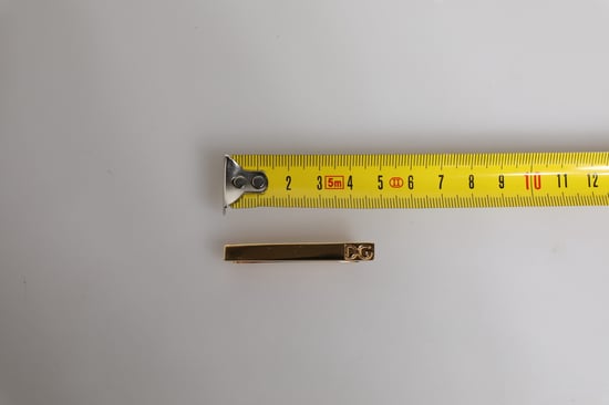Clip de Corbata de Bronce con Logo en Tono Dorado - Image 4