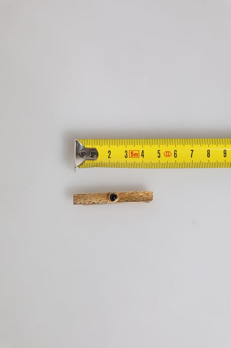 Clip de corbata con barra de latón tono dorado y zafiro negro - Image 5