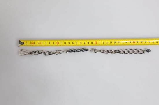 Pulsera de perlas grises con logotipo y cierre de langosta en tono plata - Image 3