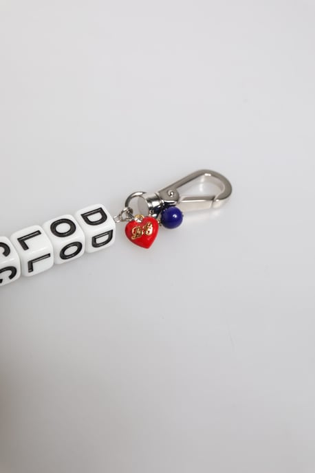 Pulsera con dijes embellecidos del logo de dados en cadena de latón plateado - Image 5