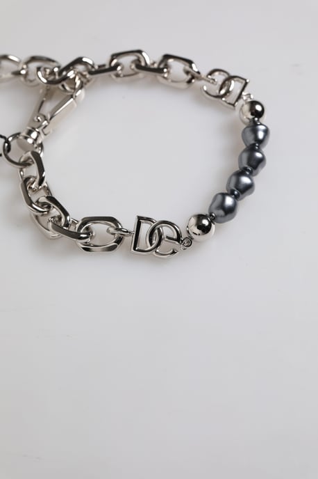 Pulsera de perlas grises con logotipo y cierre de langosta en tono plateado - Image 3