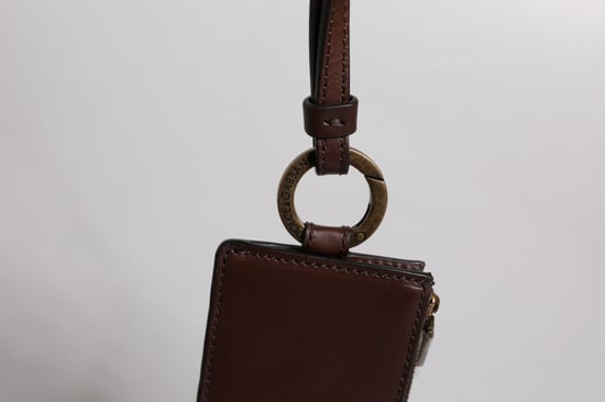 Cartera para tarjetes con logotipo en cuero de ternera marrón con cordón - Image 4