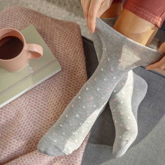 Paquete de 6 pares de calcetines de algodón ricos para mujer sin elasticidad y de corte suelto con estampado - Image 4