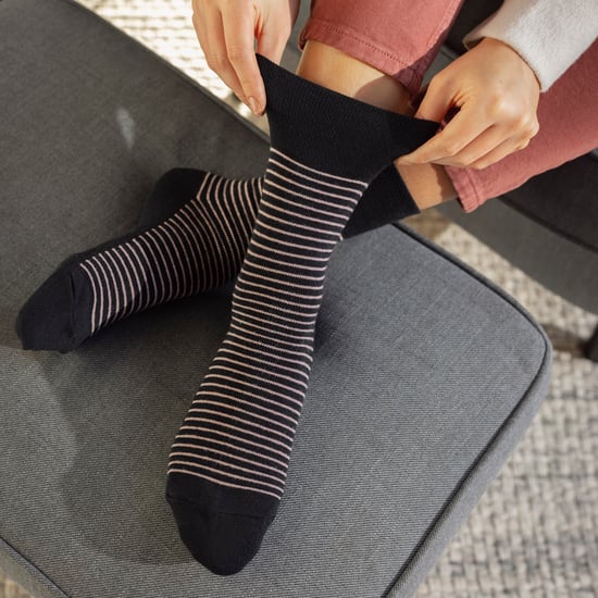 Paquete de 6 pares de calcetines de algodón ricos para mujer sin elasticidad y de corte suelto con estampado - Image 5
