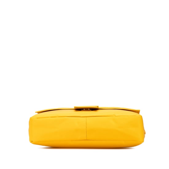 Bolso amarillo con logo de Fendi - Image 3