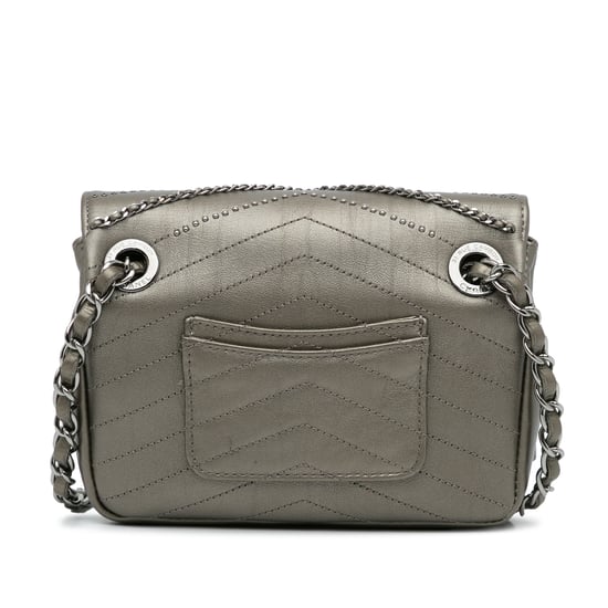 Bolso cruzado de Chanel con detalle de cadena metálica - Image 4