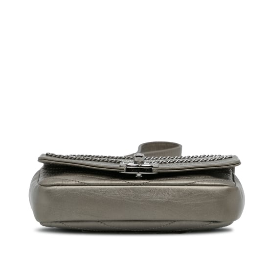 Bolso cruzado de Chanel con detalle de cadena metálica - Image 5