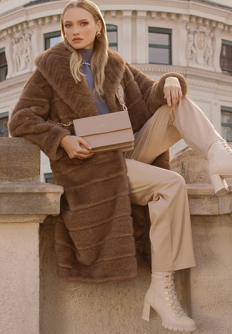 Abrigo de piel sintética para mujer Wittchen con cuello beige oscuro - Image 1