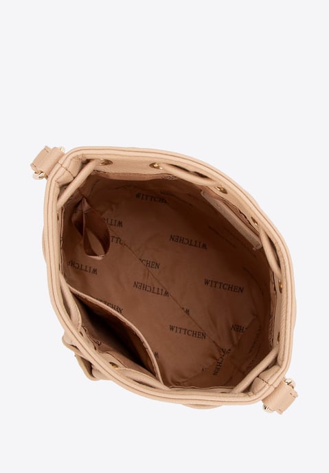 Bolso tipo cubo para mujer Wittchen en piel ecológica marrón con monograma - Image 3