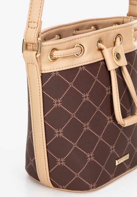 Bolso tipo cubo para mujer Wittchen en piel ecológica marrón con monograma - Image 4