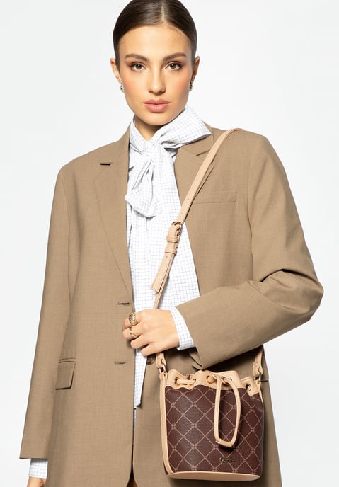 Bolso tipo cubo para mujer Wittchen en piel ecológica marrón con monograma - Image 5