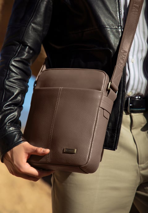 Bolso bandolera Wittchen de piel de doble textura para hombre en color topo - Image 2