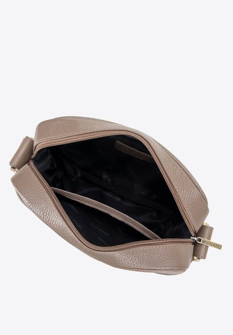 Bolso bandolera Wittchen de piel de doble textura para hombre en color topo - Image 4