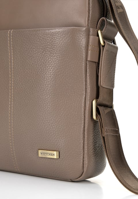 Bolso bandolera Wittchen de piel de doble textura para hombre en color topo - Image 5