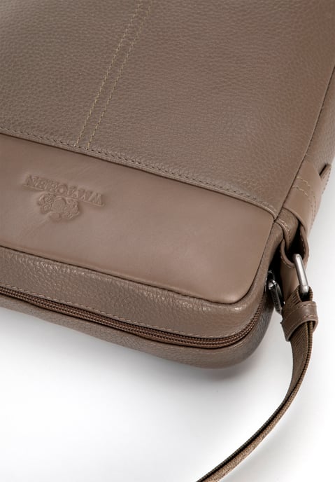 Bolso bandolera grande de piel auténtica para hombre de Wittchen, color topo. - Image 3