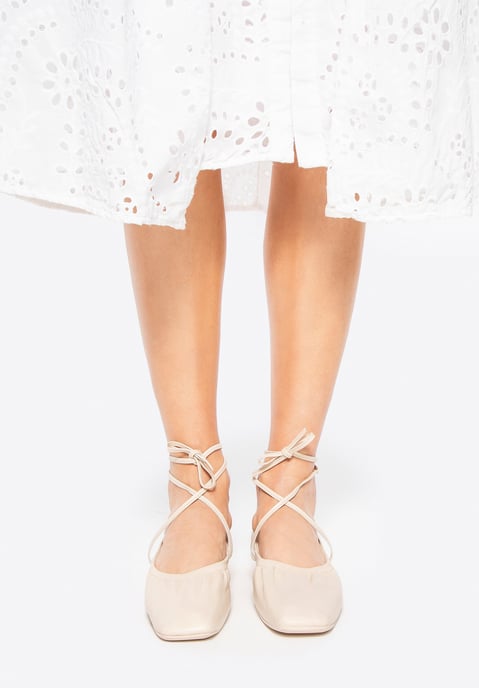 Bailarinas de mujer Wittchen de piel auténtica con cordones, color beige - Image 3