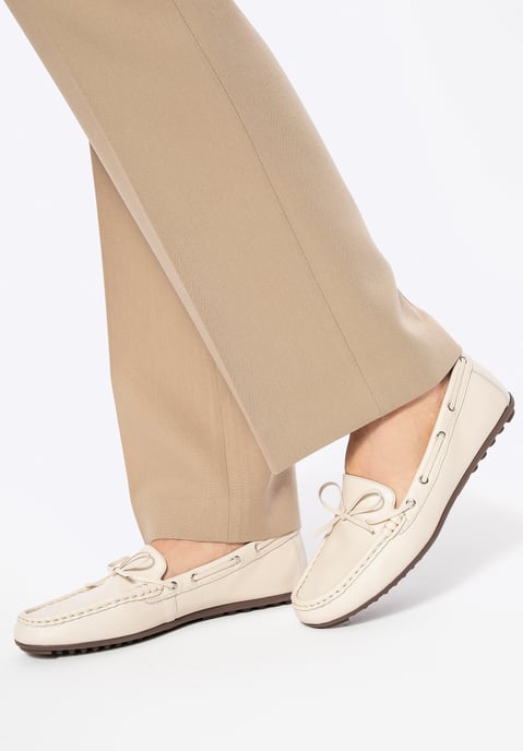 Mocasines de piel para mujer Wittchen con correa, color crema - Image 2