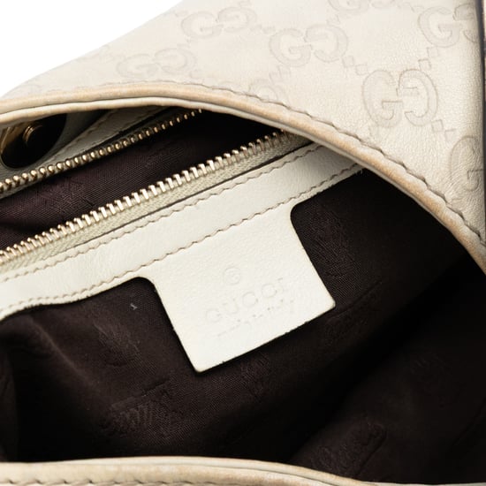 Bolso Hobo con Logo Grabado - Image 5
