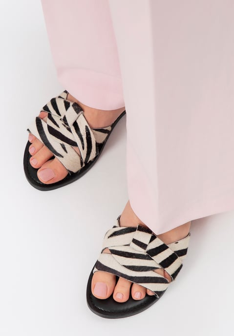 Chanclas de piel con estampado animal de Wittchen para mujer en color negro y - Image 1