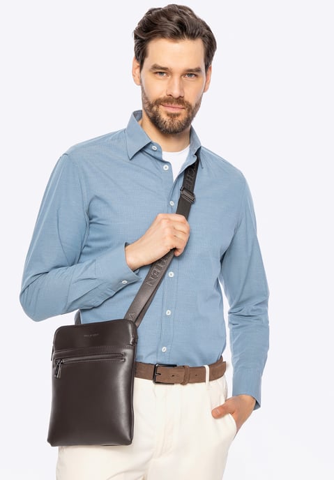 Bolso bandolera Wittchen para hombre en piel sintética marrón oscuro. Piel - Image 1