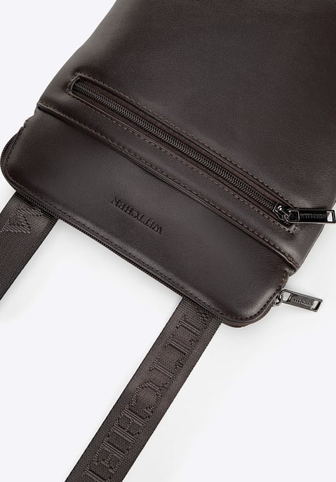 Bolso bandolera Wittchen para hombre en piel sintética marrón oscuro. Piel - Image 4
