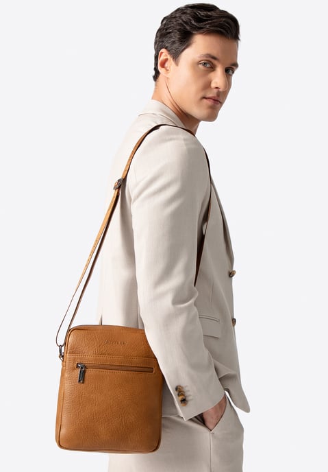 Bolso bandolera Wittchen para hombre de piel sintética con correa ajustable - Image 1