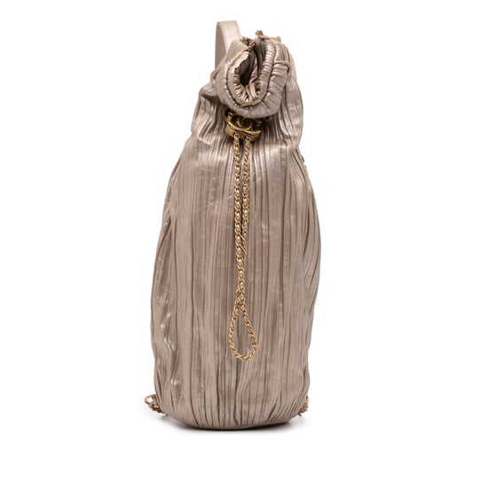 Mochila de Piel Plisada con Detalle de Cadena - Image 1