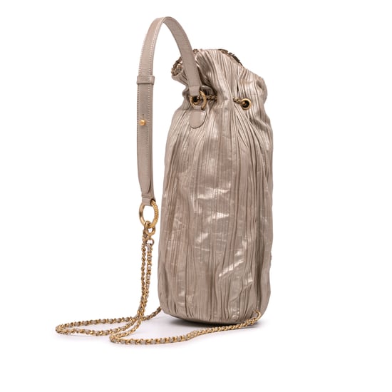 Mochila de Piel Plisada con Detalle de Cadena - Image 2