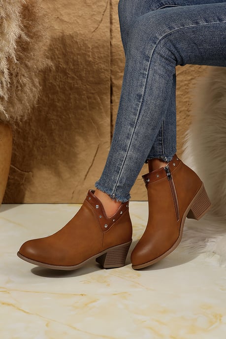 Botines con tachuelas de tacón bajo - Image 6