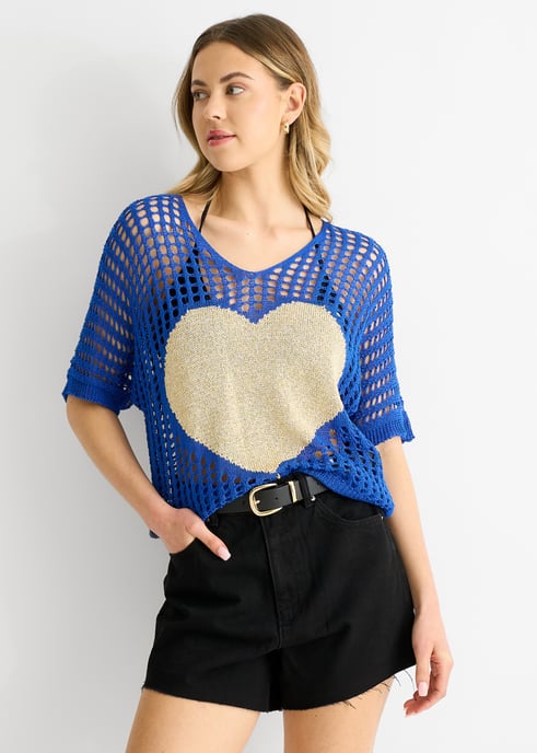 Top de ganchillo con patrón de corazones y red azul - Image 2