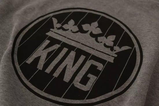Sudadera Gris de Cuello Redondo King - Image 3