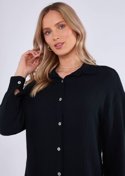 Camisa larga oversize de algodón negro con textura - Image 2