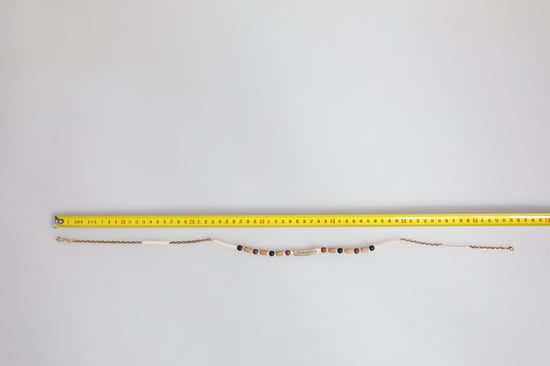 Collar de madera con cuentas y cadena de metal - Image 6