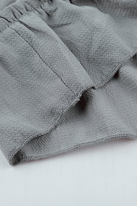 Vestido mini con volantes de manga larga en V gris - Image 5