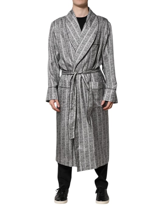 Técnicamente, 'Silk Robe Shawl Collar Long Sleeves' se traduce como: Bata de Seda con Cuello Chal y Mangas Largas. - Image 1