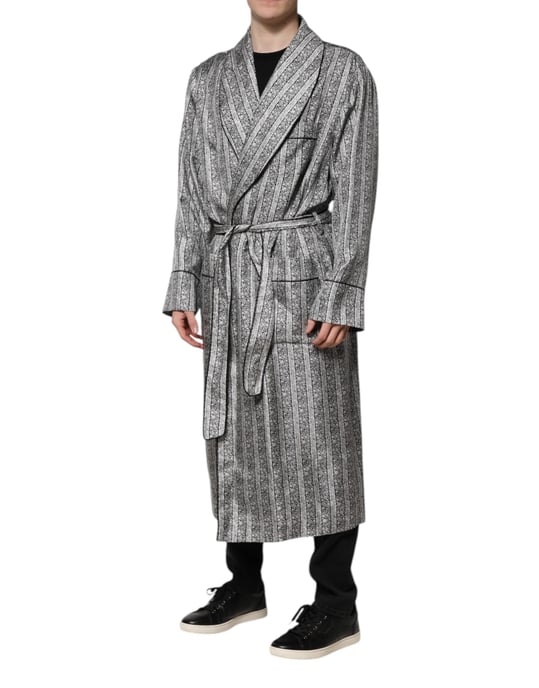 Técnicamente, 'Silk Robe Shawl Collar Long Sleeves' se traduce como: Bata de Seda con Cuello Chal y Mangas Largas. - Image 3