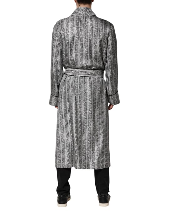 Técnicamente, 'Silk Robe Shawl Collar Long Sleeves' se traduce como: Bata de Seda con Cuello Chal y Mangas Largas. - Image 4